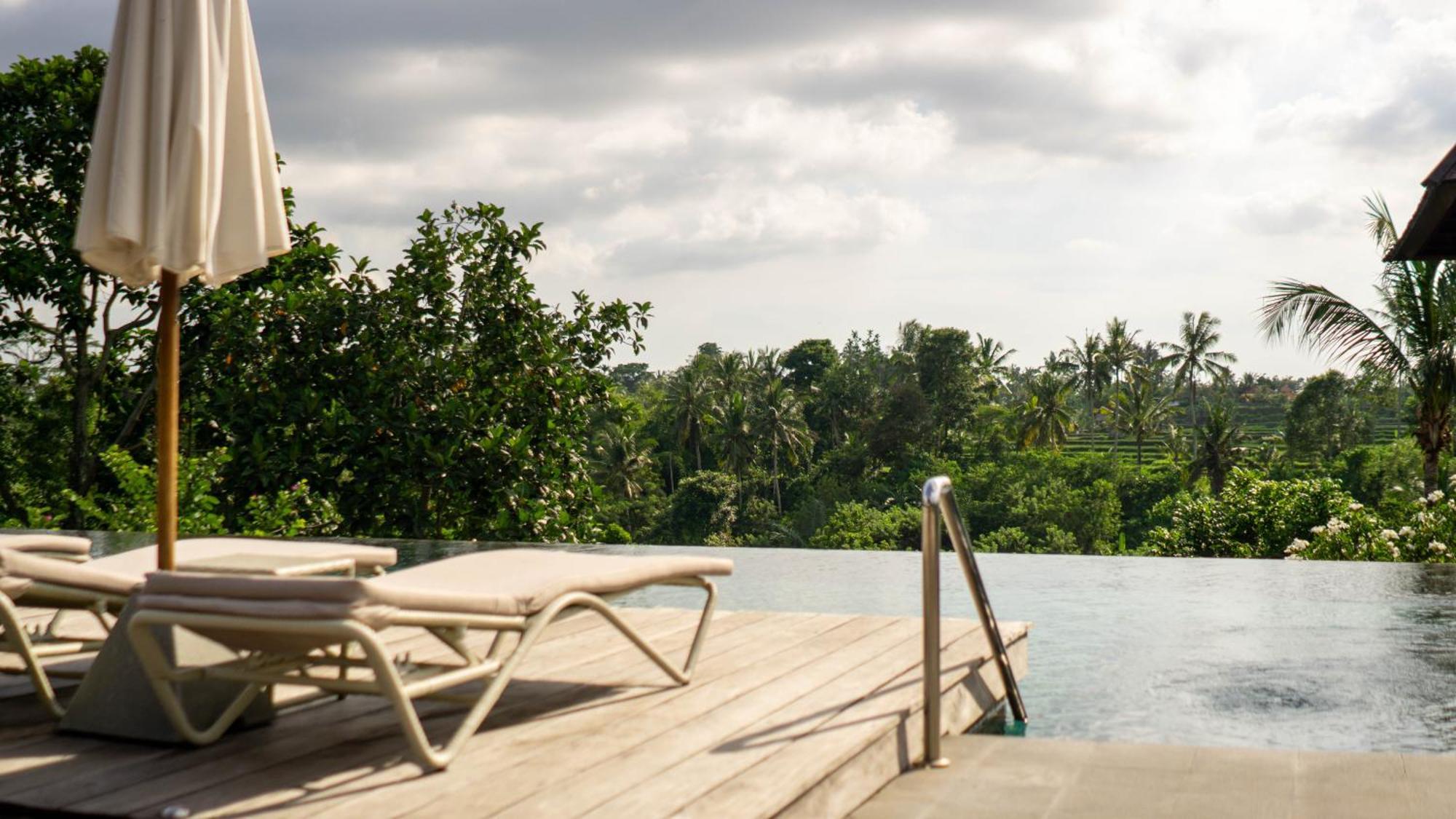 Tejaprana Bisma - Chse Certified Hotel Убуд Екстериор снимка Infinity pool at a resort in Bali, Indonesia