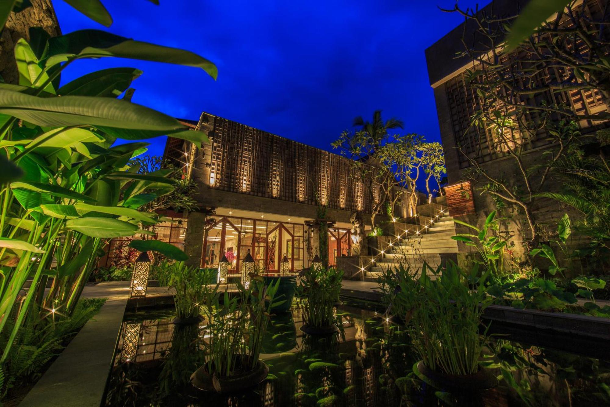 Tejaprana Bisma - Chse Certified Hotel Убуд Екстериор снимка The hotel at night