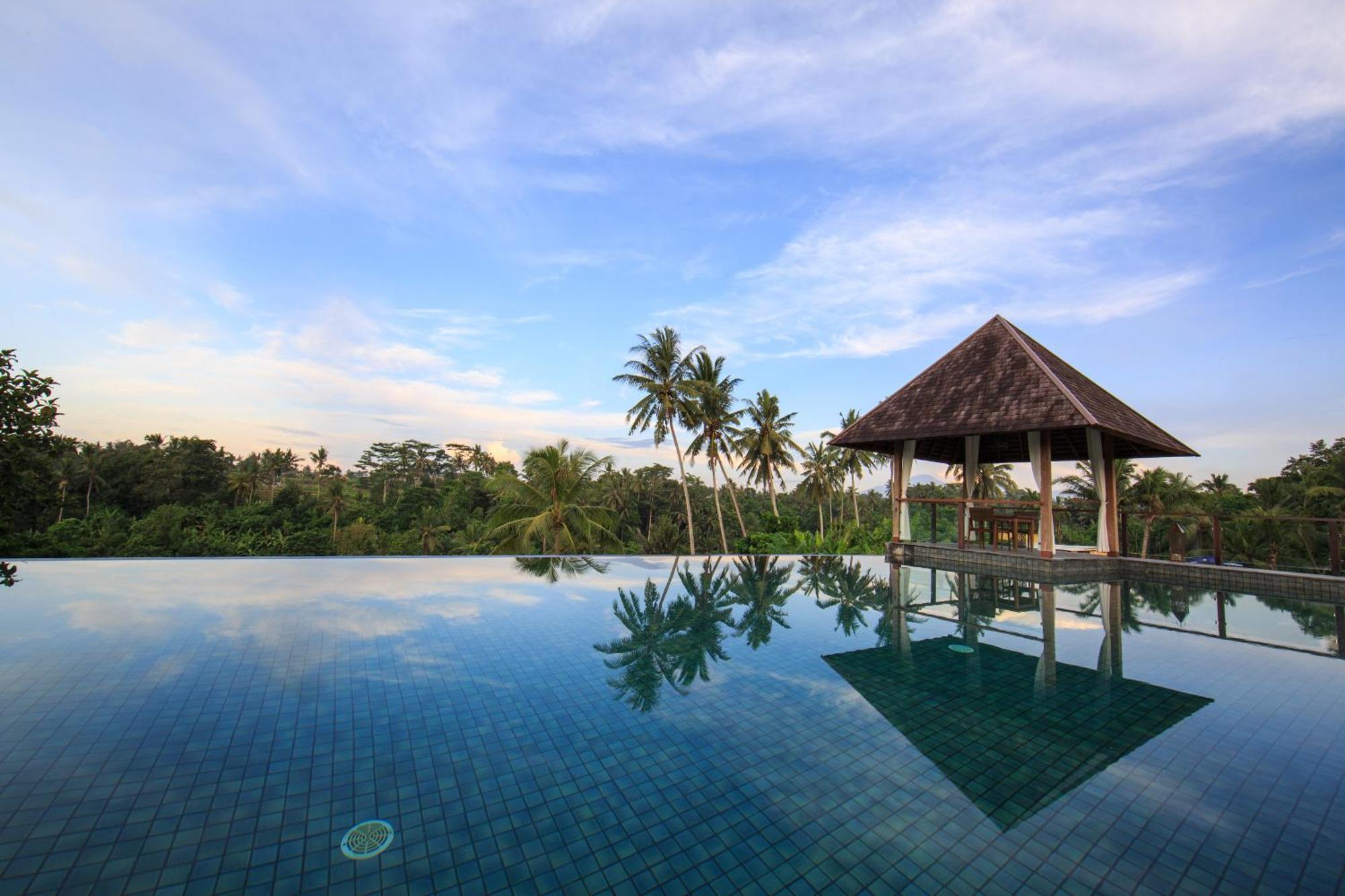 Tejaprana Bisma - Chse Certified Hotel Убуд Екстериор снимка An infinity pool in Bali, Indonesia